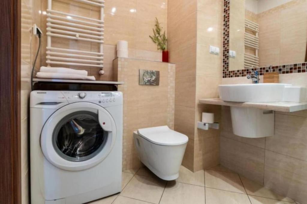 - Great Location - One Bedroom - Platinum Towers Warszawa
