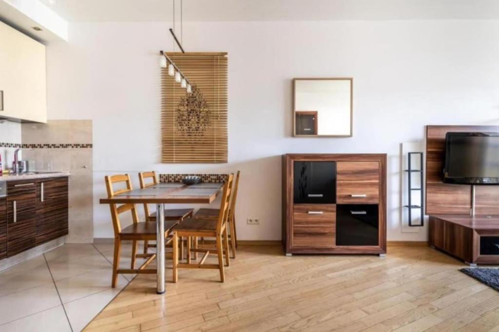 - Great Location - One Bedroom - Platinum Towers *