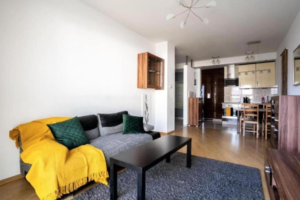 - Great Location - One Bedroom - Platinum Towers Warszawa