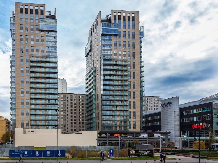 - Great Location - One Bedroom - Platinum Towers *